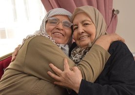 Kansere yakalanan bakıcısına 'kızı' gibi bakıyor