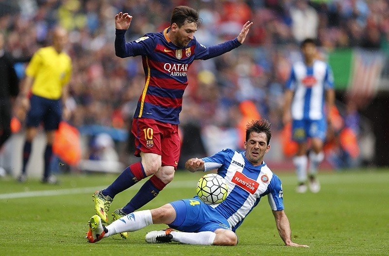 FC Barcelona's Lionel Messi, left, duels for the ball against Espanyol's Victor Sanchez during a Spanish La Liga soccer match between FC Barcelona and Espanyol at the Camp Nou stadium in Barcelona, Spain, Sunday, May 8, 2016. (AP Photo)