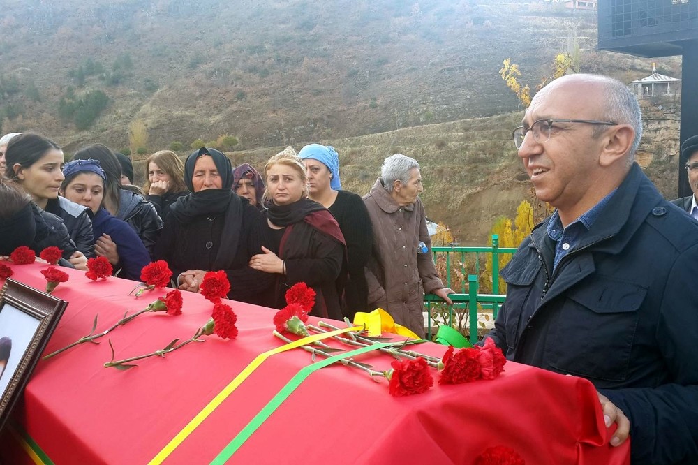 Alican u00d6nlu00fc (R) attended the funeral and burial of a PKK militant.