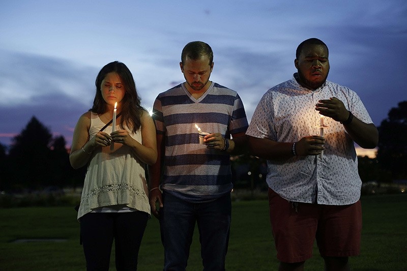 Mourners attend a candlelight vigil for Baton Rouge Police Officer Matthew Gerald at Healing Place Church on July 18, 2016 in Baton Rouge, Louisiana. (AFP Photo)