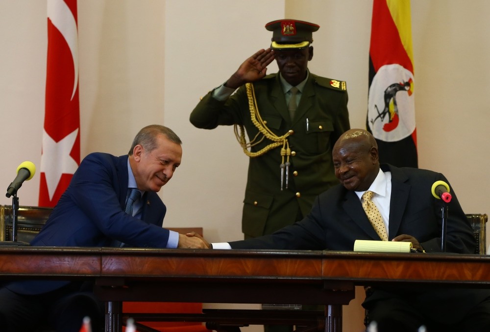 Erdou011fan (L) shakes hands with his Ugandan counterpart Museveni (R) at a press conference held in Kampala on Wednesday.