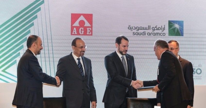 Energy and Natural Resources Minister Berat Albayrak (C) attends a signing ceremony between Saudi Aramco and 18 Turkish companies with his Saudi counterpart Khalid Al-Falih (L2) in Istanbul Tuesday.