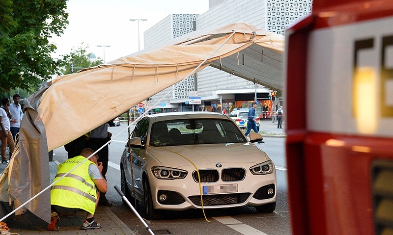 Police investigates the car which stopped the suspect who attacked people with a machete in Reutlingen, southwestern Germany, on July 24, 2016 (AFP Photo)