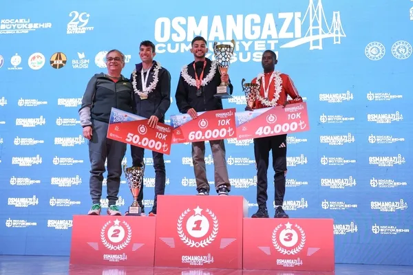 osmangazi-koprusunde-tarihi-ilk-cumhuriyet-icin-kostular-1793276841448.jpeg