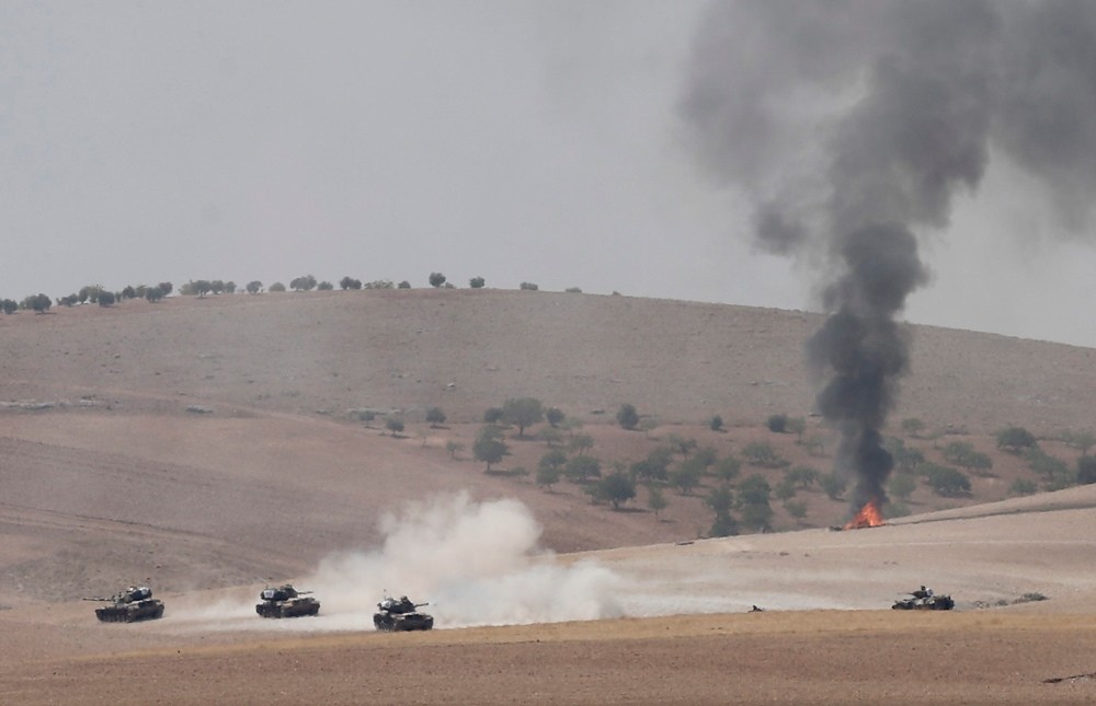 Tanks pass the Syrian border as part of operation against Daesh in Jarabulus, Syria hitting 81 targets 294 times on August 24, 2016 (EPA Photo)