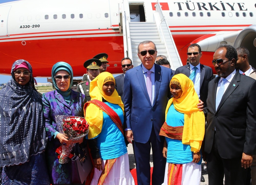President Erdou011fan and his spouse welcomed by his Somali counterpart at the Mogadishu International Airport on Friday.