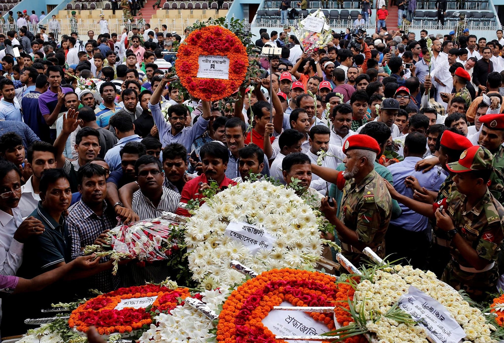 People pay tribute to the victims of the attack on the Holey Artisan Bakery and the O'Kitchen Restaurant, in Dhaka Bangladesh, July 4, 2016. (REUTERS Photo)