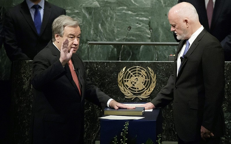 Antonio Guterres (L) is sworn in as the new Secretary-General of the United Nations by Peter Thomson (R), President of the 71st session of the General Assembly, at UN headquarters in New York, Dec. 12, 2016. (EPA Photo)