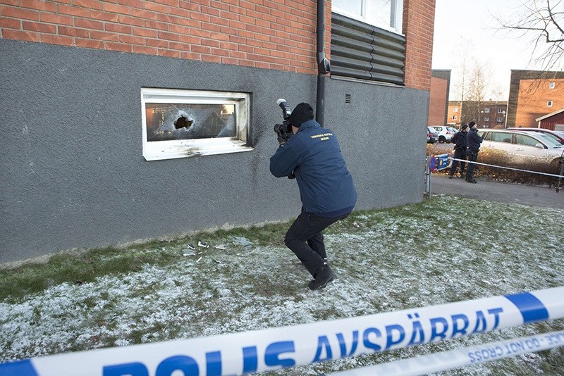 A police officer investigates a suspected arson attack after a fire in a mosque in the southern Swedish town of Eslov on December 29, 2014 (AFP Photo)