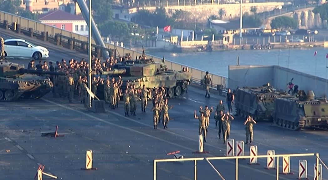 Pro-coup soldiers surrender to police on Istanbul's Bosporus Bridge (IHA Photo)