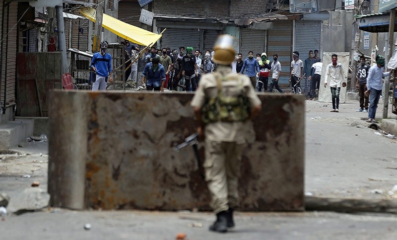 Kashmiri protesters prepare to throw stones at Indian police during clashes in Srinagar, the summer capital of Indian Kashmir, 10 July 2016. (EPA Photo)