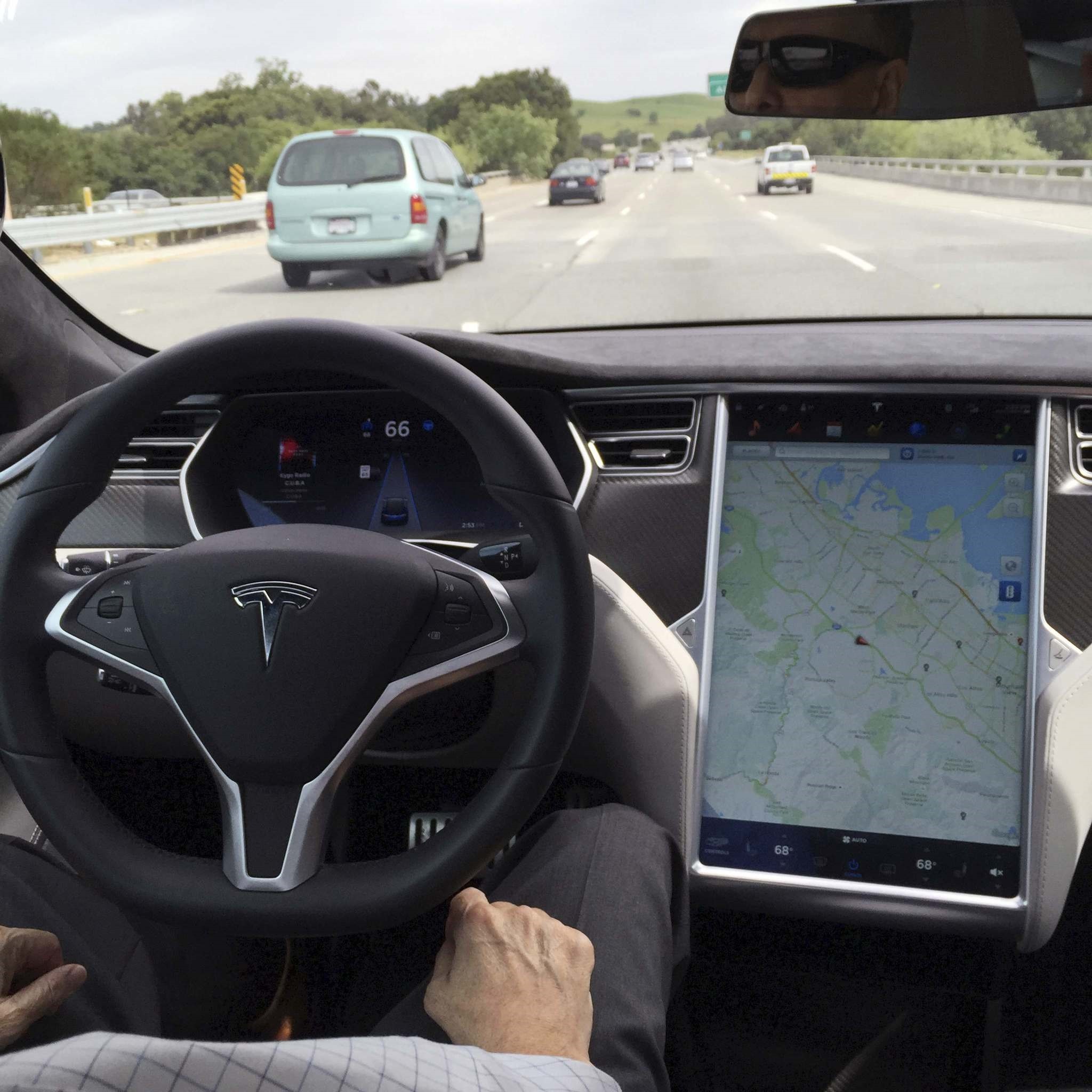 The interior of a Tesla Model S is shown in autopilot mode in San Francisco, California, U.S., April 7, 2016. (REUTERS Photo)