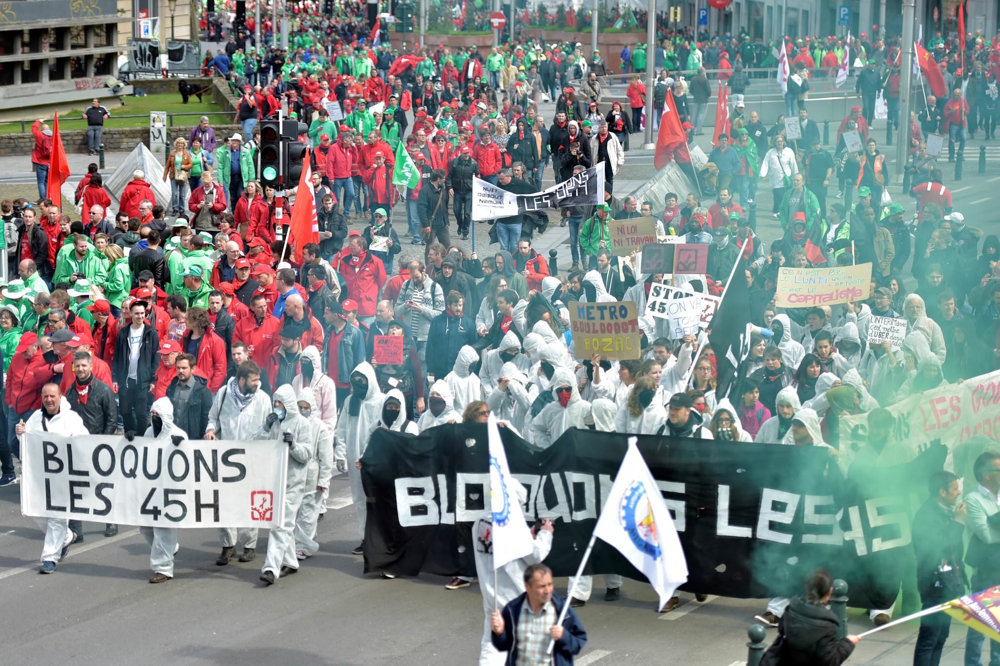 Demonstrators, protesting government reforms and cost-cutting measures, march in central Brussels, Belgium, May 24, 2016. (REUTERS Photo)