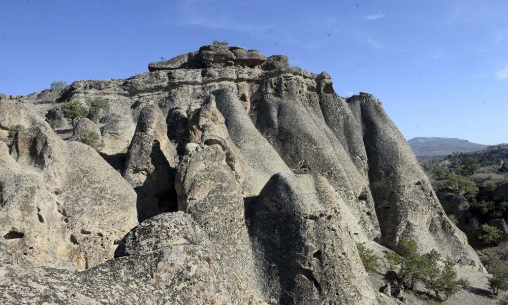 The carved houses and tombs in Mesotimolos can be seen in the valley surrounded by volcanic rocks, while it is also possible to come across thousands-of-years-old human footprints in the volcanic remains of the region.
