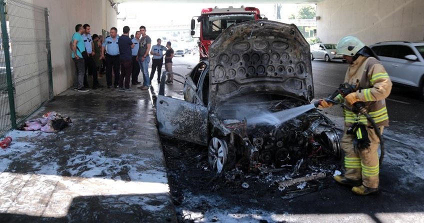 Aracı İstanbul’da alev alev yandı