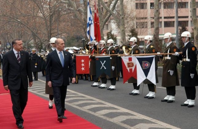 Then-Prime Minister Erdou011fan with his Israeli counterpart Ehud Olmert in the welcoming ceremony during his visit to Ankara on Feb. 15, 2007.