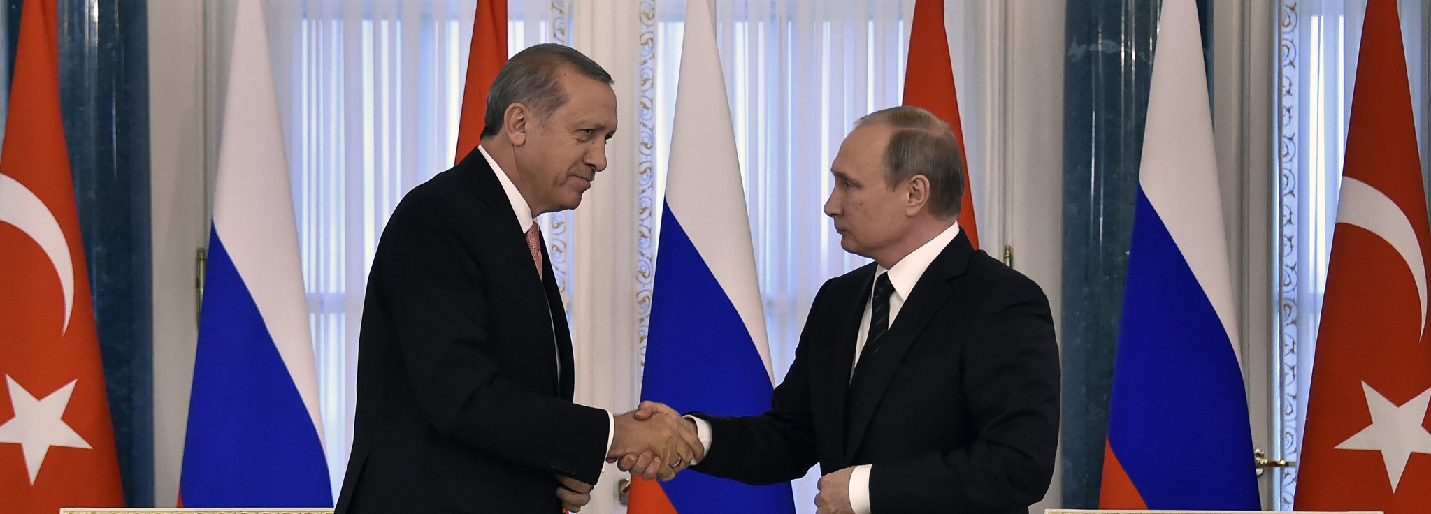 Russian President Vladimir Putin (R) shakes hands with his Turkish counterpart Recep Tayyip Erdou011fan during their press conference in Konstantinovsky Palace. (AFP Photo)