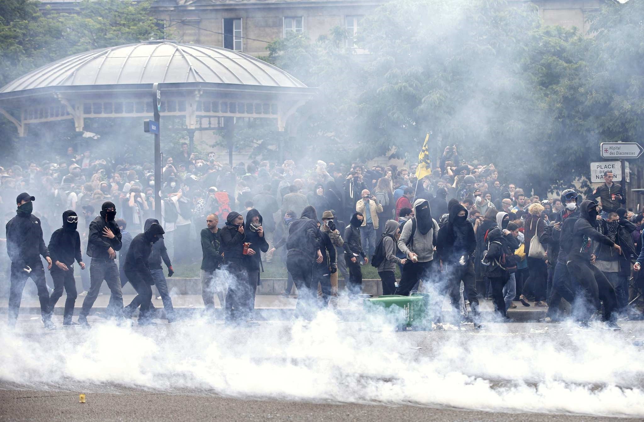 Tear gas fills the air during clashes with French gendarmes during a demonstration in protest of the government's proposed labor law reforms in Paris, France, May 26, 2016. (Reuters Photo)
