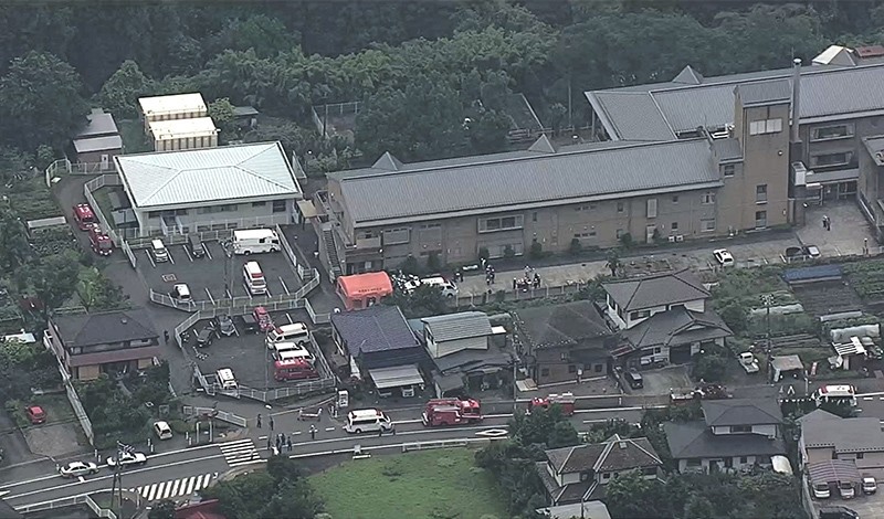 This video frame grab taken from footage supplied by Japanese broadcaster TBS on July 26, 2016 shows rescue vehicles (L) and personnel outside the Tsukui Yamayuri En care centre (AFP Photo)
