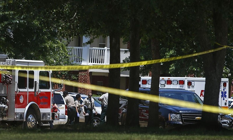 Shelby County Sheriffu2019s deputies work the scene where four young children were fatally stabbed at the Greens of Irene apartment, Friday, July 1, 2016 in Memphis (AP Photo)