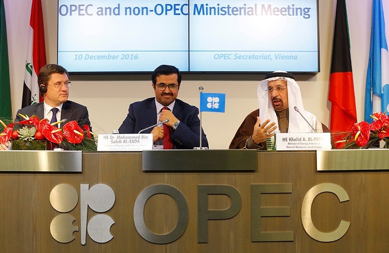Russia's Energy Minister Alexander Novak (L), OPEC President Qatar's Energy Minister Mohammed bin Saleh al-Sada and Saudi Arabia's energy minister Khalid al-Falih (R). Dec. 10, 2016. (Reuters Photo)