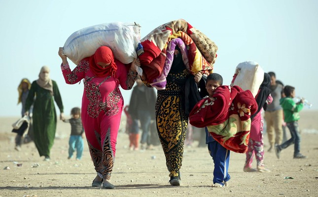 Iraqi refugees who fled Mosul, the last major Iraqi city under the control of Daesh, arrive in the desert area of Rajam al-Saliba on the Iraq-Syria border south of al-Hol in Syria's Hassakeh province, Oct. 22, 2016.