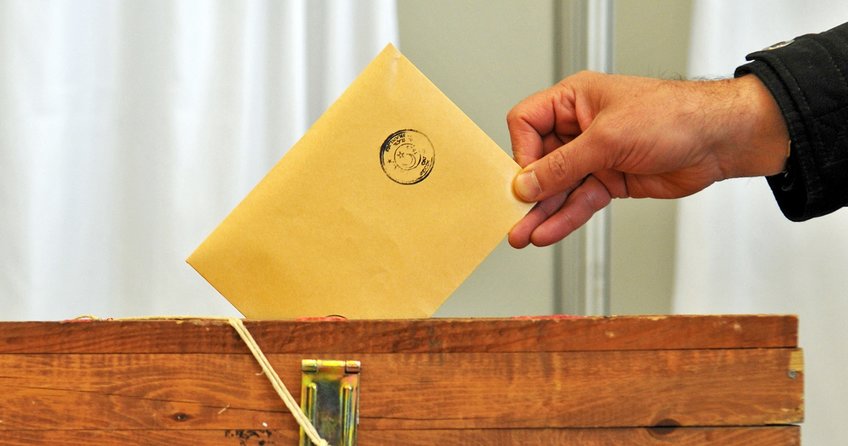 Aranan FETÖ'cü sandık başında yakalandı