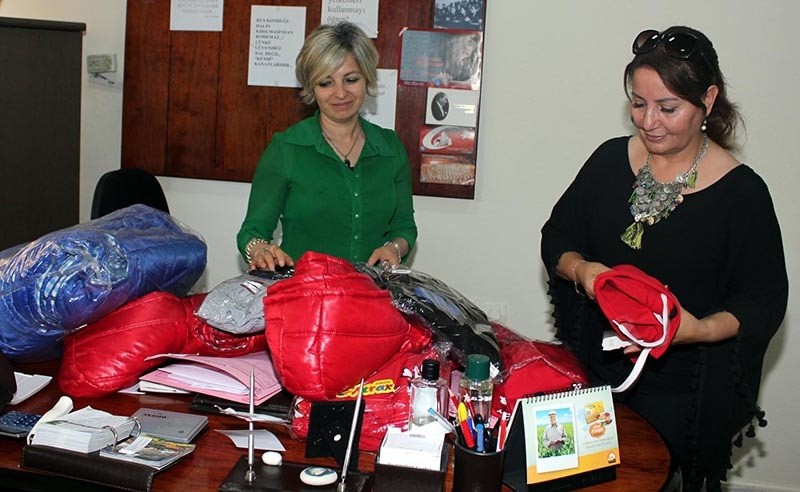 Ayten A. (Right) taking donations from arbiter Figen Kaynar (Left) to be given to 20 children in Turkey's Bursa province (DHA Photo)