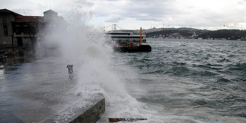 High winds disrupted maritime transport in Istanbul on Tuesday, Nov. 8, 2016. (Sabah Photo)