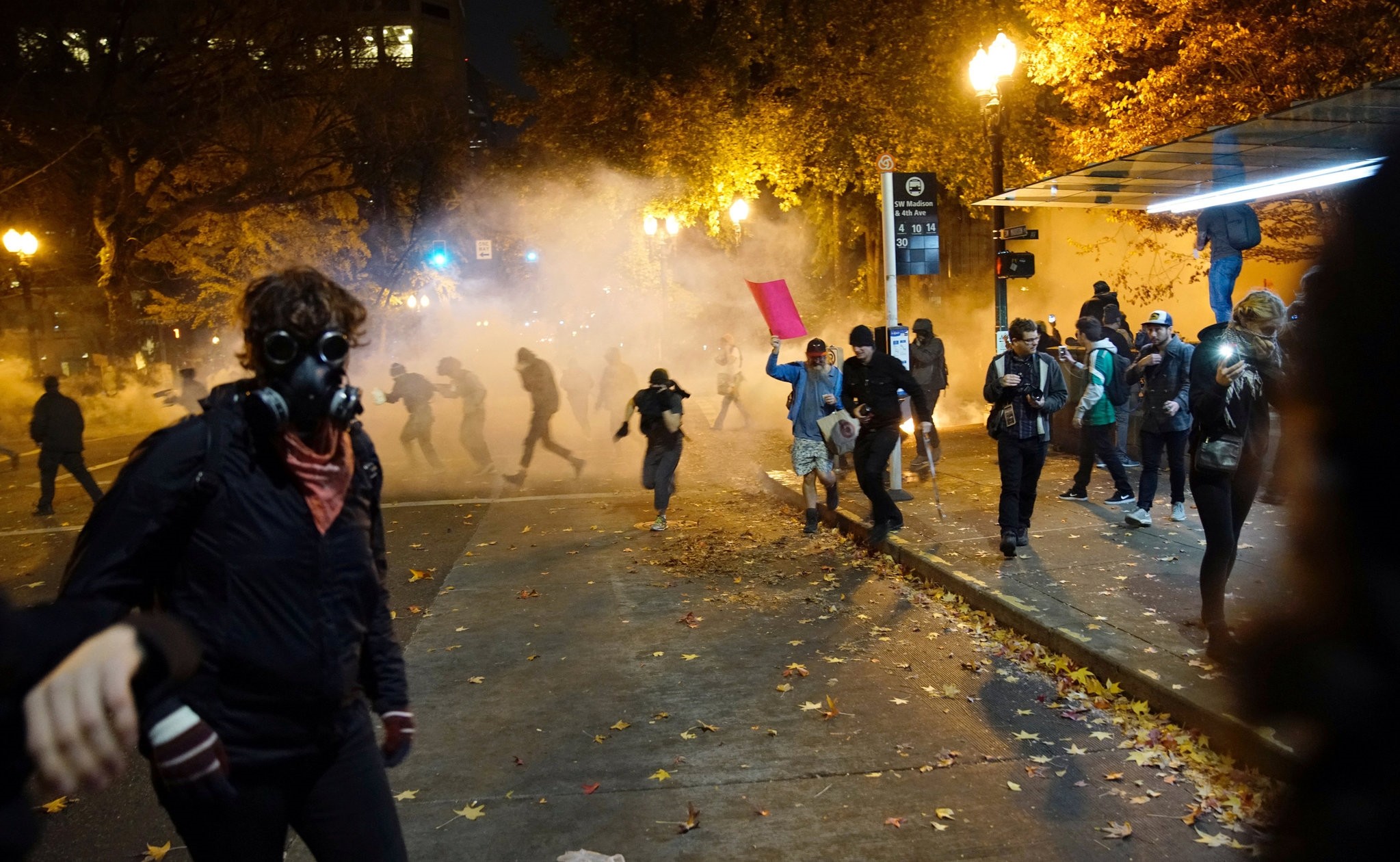 People try to move away from a gas cloud during a protest against Trump as President of the U.S. in Portland, Oregon, U.S. November 12, 2016. (REUTERS Photo)