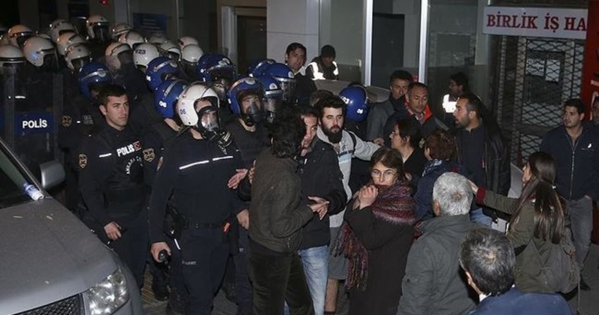 CHP'li vekiller polisi engellemeye kalktı
