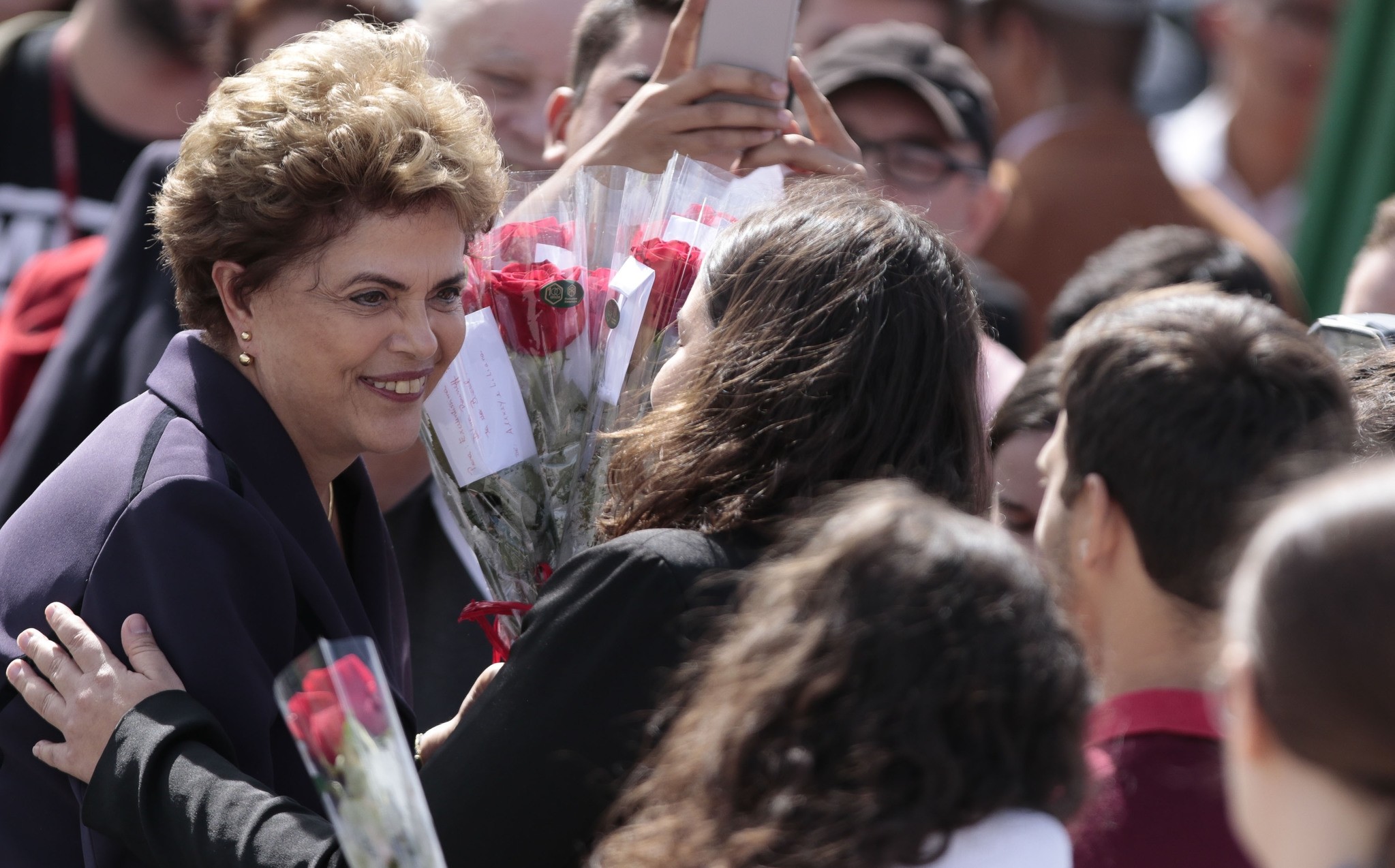Brazilian suspended President Dilma Rousseff (L) greets workers during her visit to the construction site of Sirius in Campinas, Sao Paulo, Brazil on June 9, 2016. (AFP Photo)