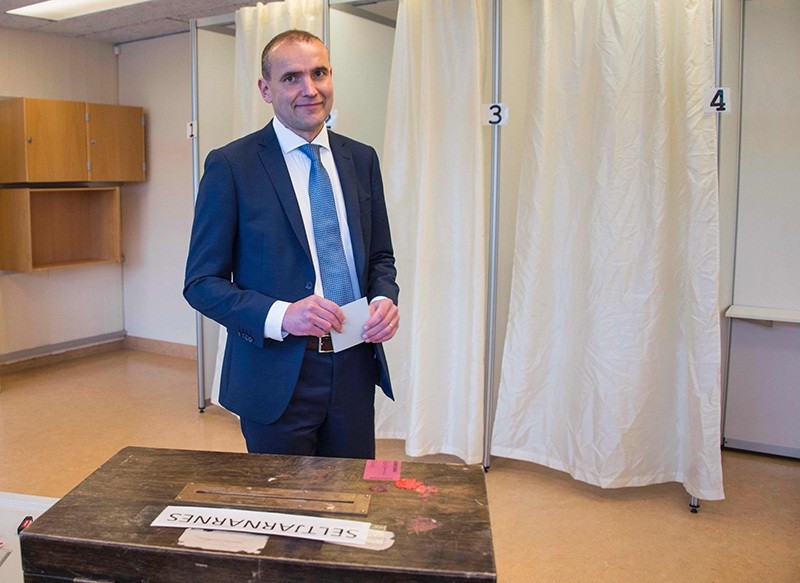 Gudni Johannesson casts his ballot at a polling station in Reykjavik, on June 25, 2016. (AFP)