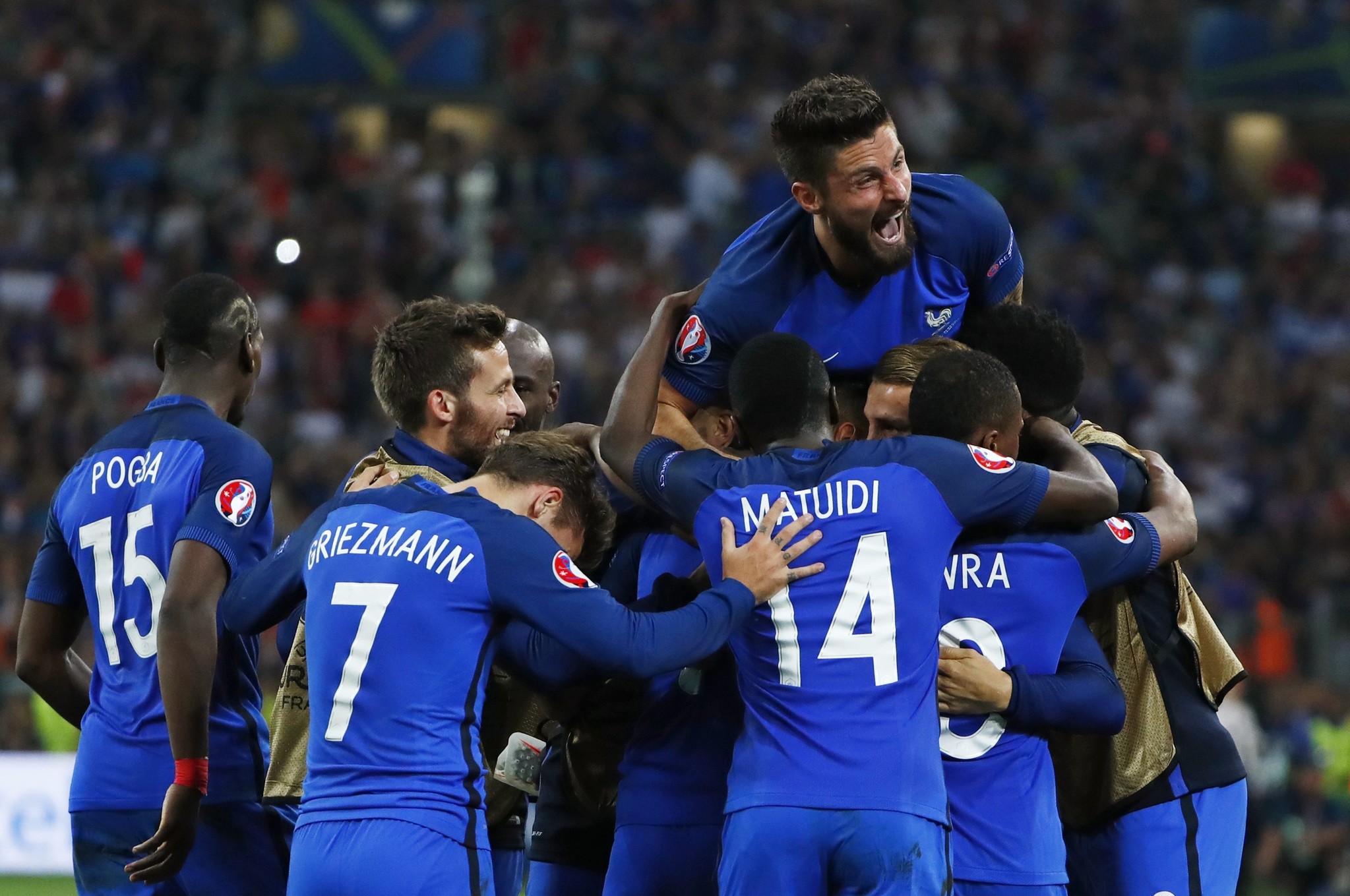 France's Olivier Giroud celebrates with team mates after Dimitri Payet scored their second goal (Reuters Photo)