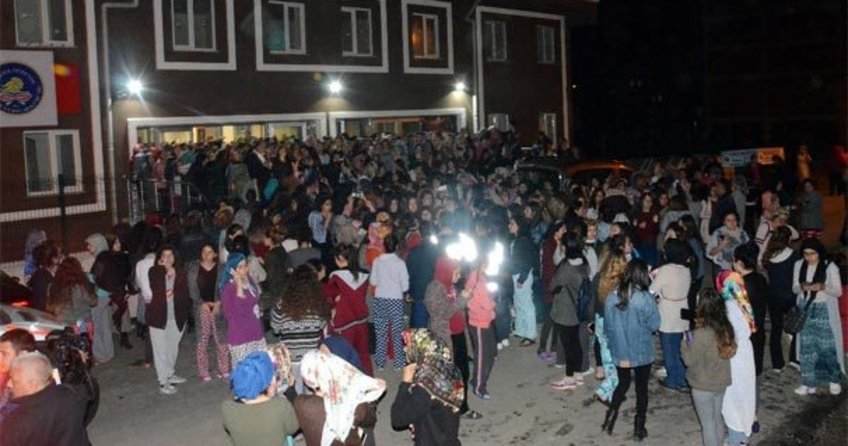 Zonguldak'ta kız yurdunda kalan öğrencilerden eylem
