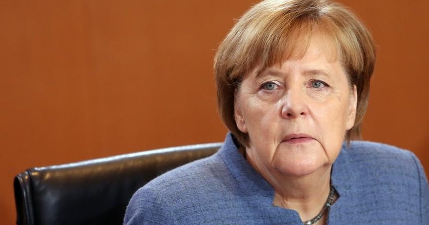 Gençler Merkel’in istifasını istedi