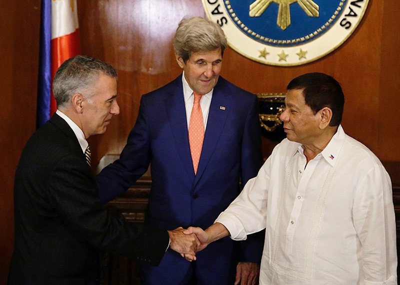 This file photo taken on July 27, 2016 shows Philippine President Rodrigo Duterte (R) greeting US Ambassador to the Philippines Philip S. Goldberg (L) as US Secretary of State John Kerry looks on. (AFP File Photo)