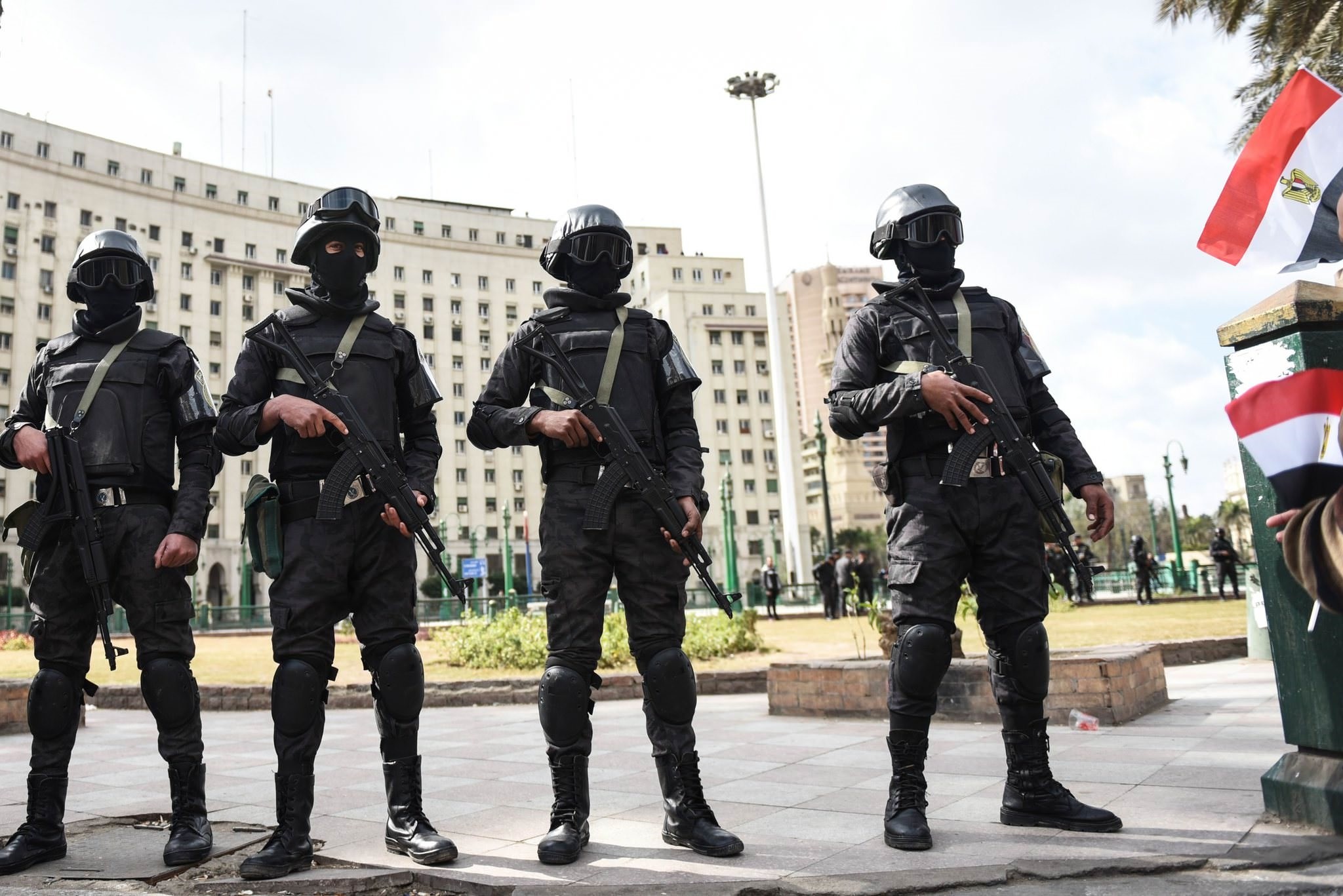 Members of the Egyptian police special forces stand guard on Cairo's landmark Tahrir Square on January 25, 2016, as the country marks the fifth anniversary of the 2011 uprising. (AFP Photo)