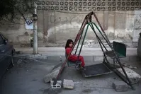 A Syrian girl playing on a swing in the moderate-held town of Douma, east of capital Damascus on the first day of Ramadan Bayram holiday that marks the end of the Muslim holy fasting month of Ramadan July 6, 2016. (AFP Photo)