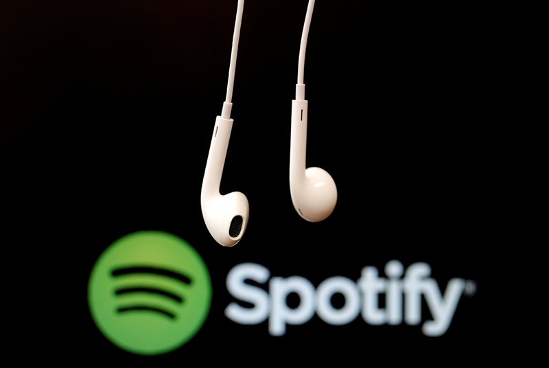Apple's EarPods headphones are seen in front of a logo of online music streaming service Spotify in this February 18, 2014 illustration picture. (Reuters Photo)