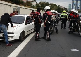 Emniyet şeridine giren otomobil polislere çarptı: 2 yaralı