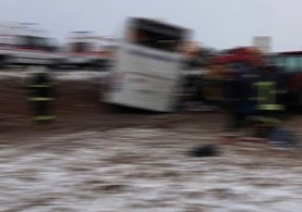 Bilecik'te yolcu otobüsü devrildi