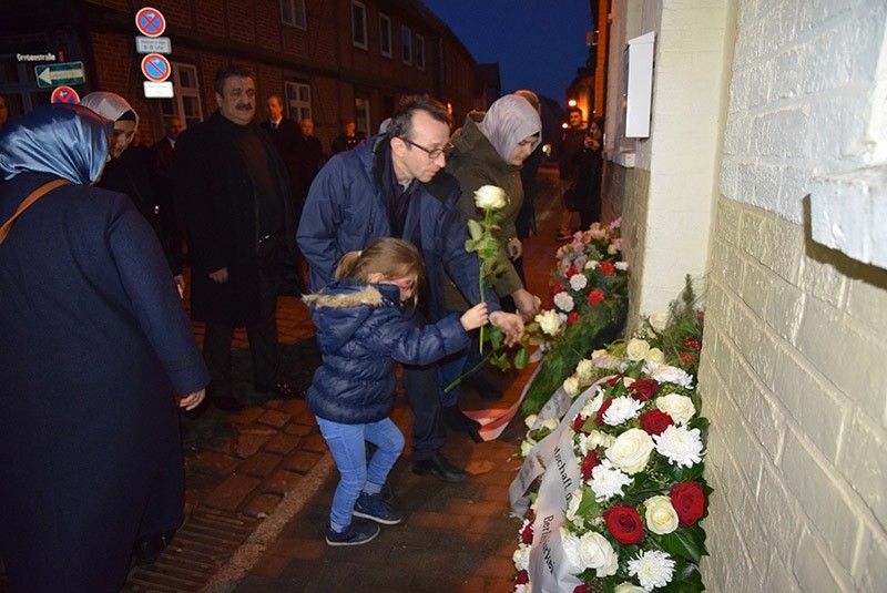 People to commemorate the victims in front of their house in Mu00fchlenstrau00dfe 9, Mu00f6lln. (AA Photo)
