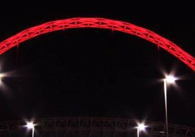 Türkiye için İngilizler Wembley'i kırmızıya boyadı