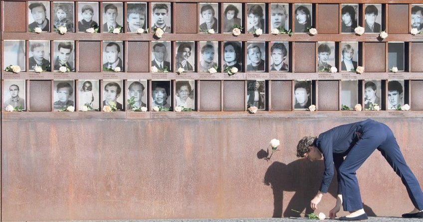 Berlin Duvarı’nın kurbanları anıldı