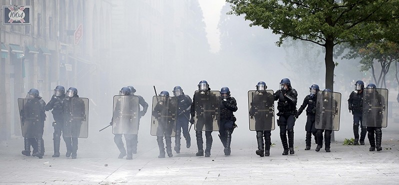 Riot police advance through teargas during a demonstration against French labour law reform in Nantes, France, May 17, 2016. (REUTERS Photo)