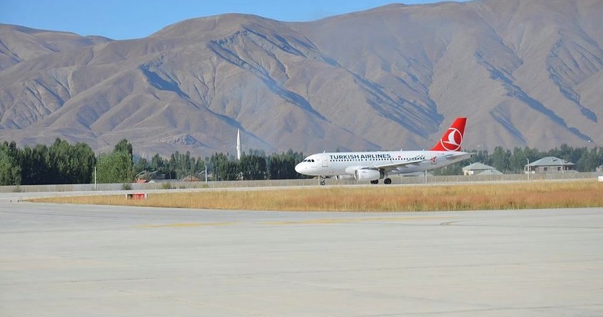 Yüksekova'ya 13 ay sonra ilk yolcu uçağı indi
