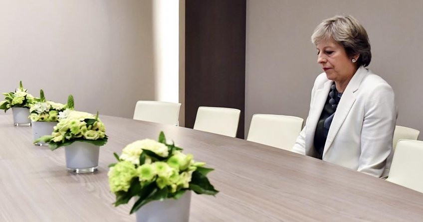 İngiltere Başbakanı Theresa May’in ’muhteşem yalnızlık’ı