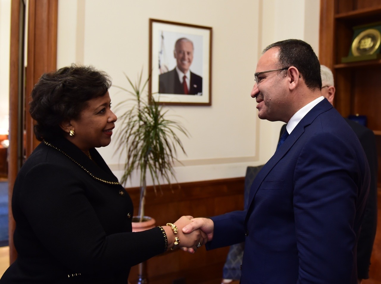 Justice Minister Bekir Bozdau011f (R) with his U.S. counterpart Attorney General Loretta Lynch