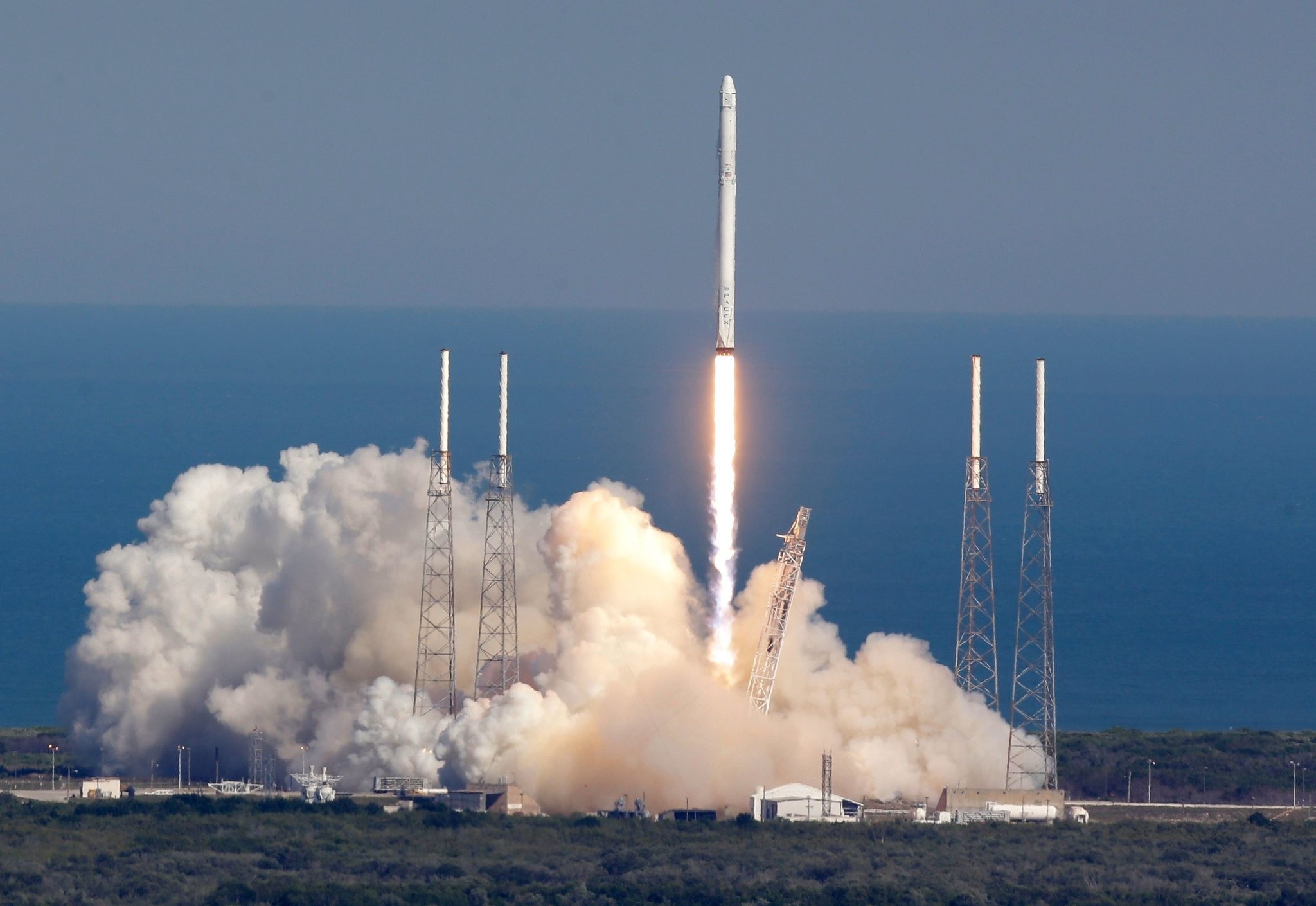  SpaceX Falcon 9 rocket lifts off from launch complex 40 at the Kennedy Space Center in Cape Canaveral, Fla., April 8, 2016. (AP Photo)